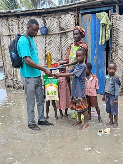 Tyossi supporting the five young orphans with food stuffs